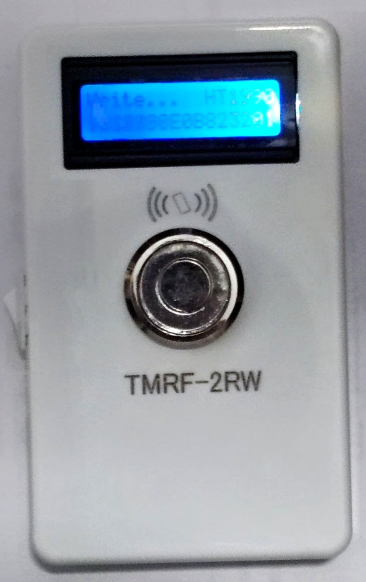 Дубликатор TMRF-2RW: экран с надписью Write и площадка для контактного ключа